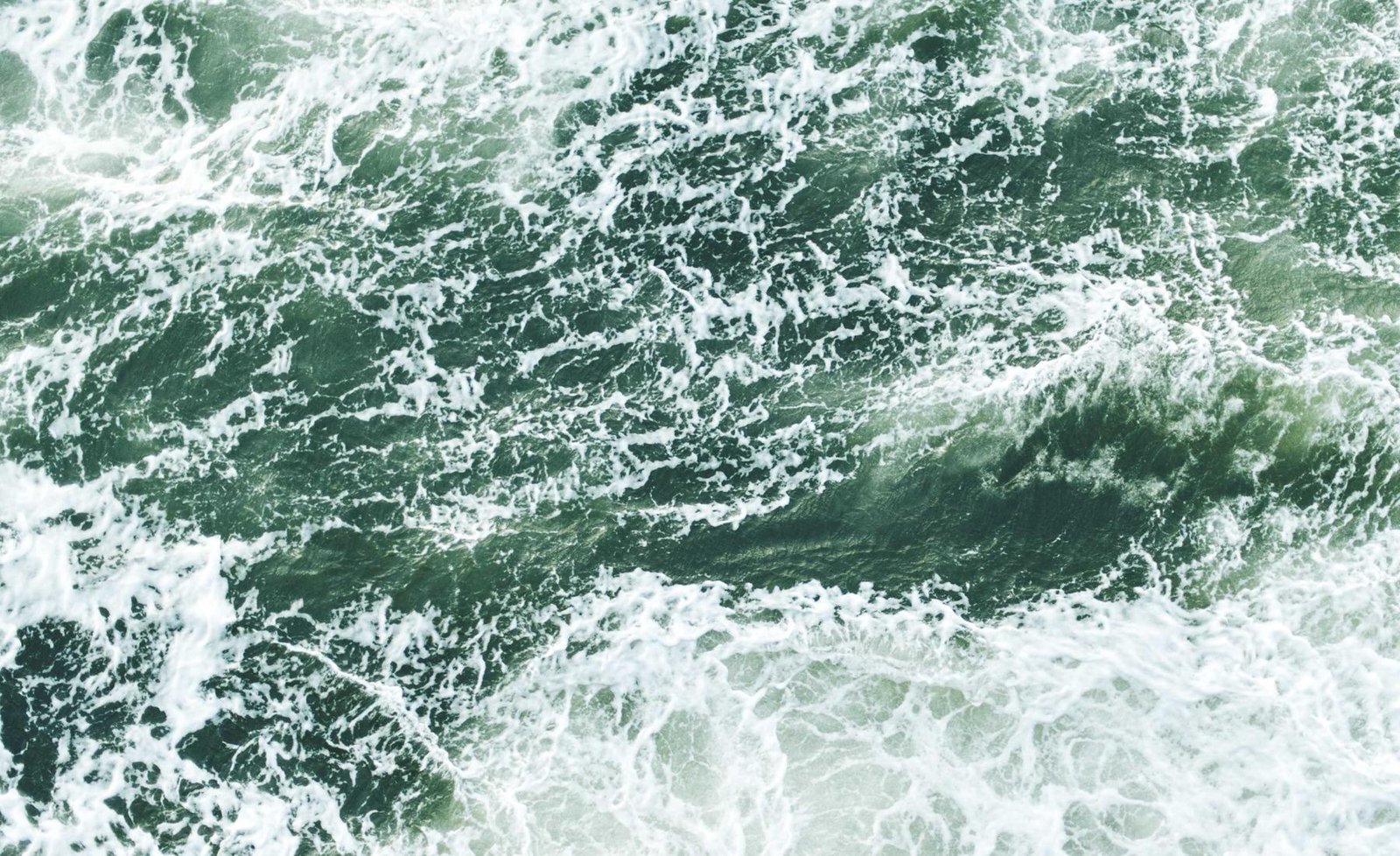 Textura de ondas e espuma no oceano